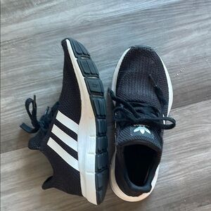 Women’s Adidas Black and White Sneakers (Size 5.5)